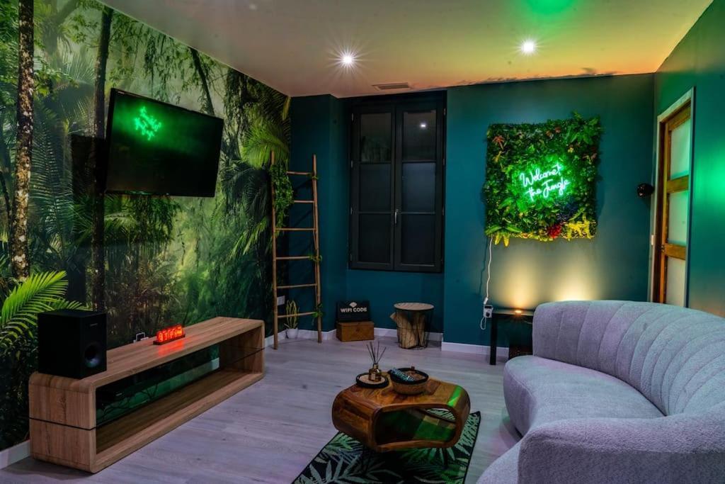 Tropical Jungle Loveroom Centre Pau